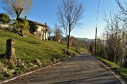 84 Il sentiero 505B in zona Cassarielli prosegue a sx su strada asfaltata per buon tratto